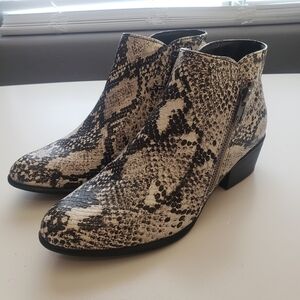 Unionbay ankle boots snake print size 5.5